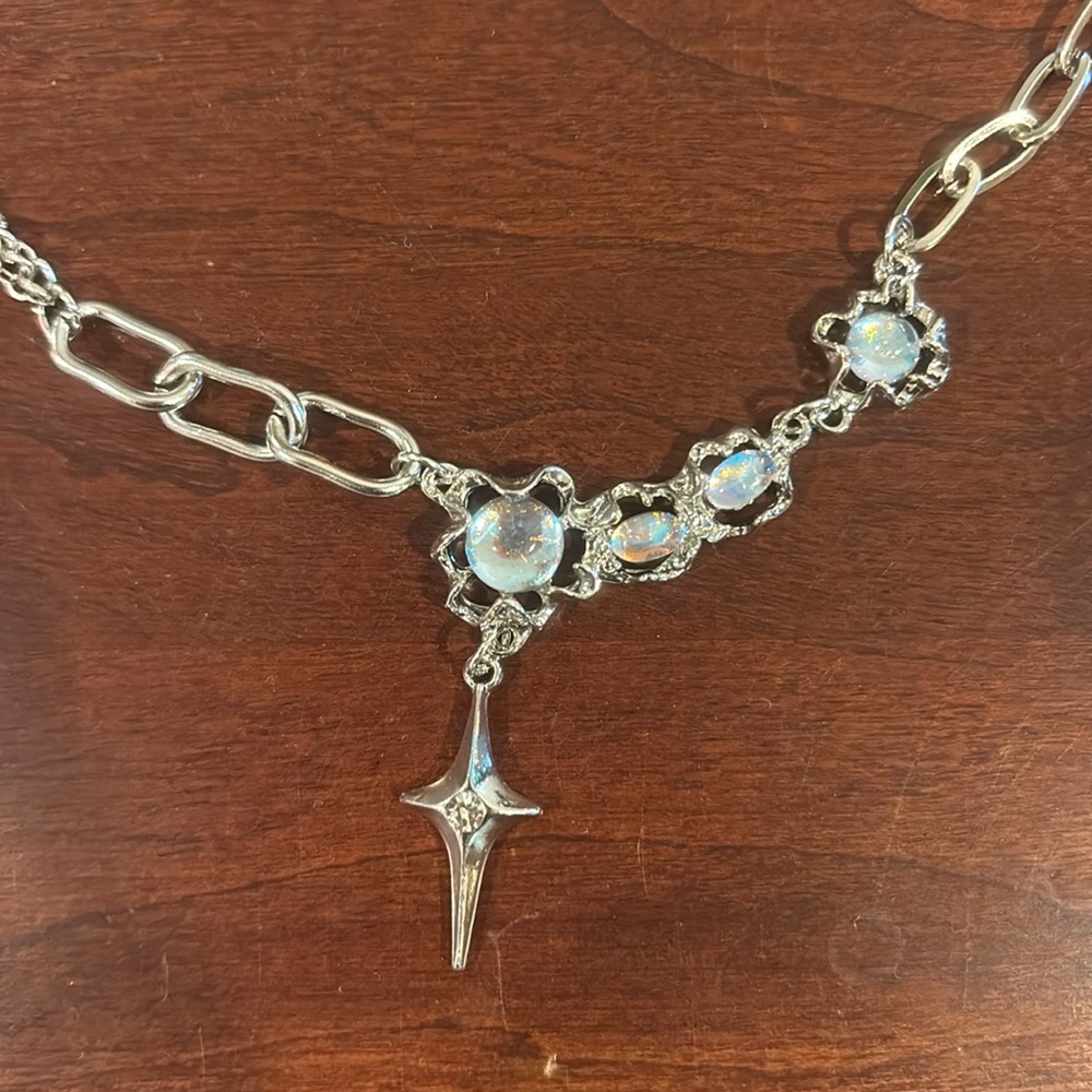 trendy silver necklace